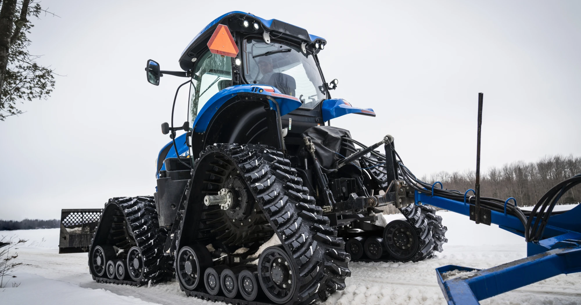Soucy Track Grooming New Holland 335 retouche avec marque 2